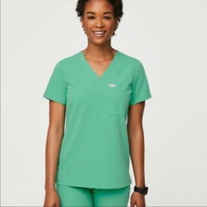 Figs scrubs Surgical Green Catarina one-pocket scrub top